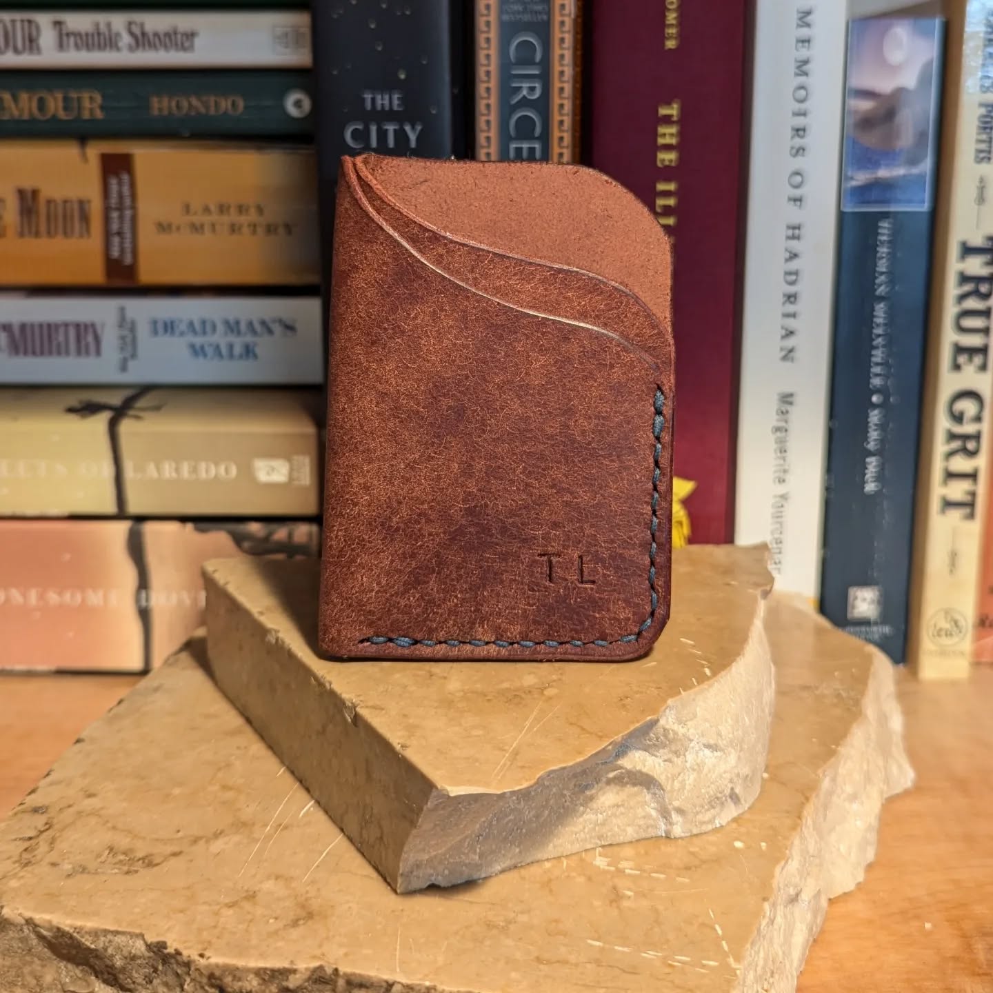 A new cardholder made for my brother, using @lighthouse_leather_co's Astragal pattern, tobacco Pueblo leather from the Badalassi Carlo tannery,…