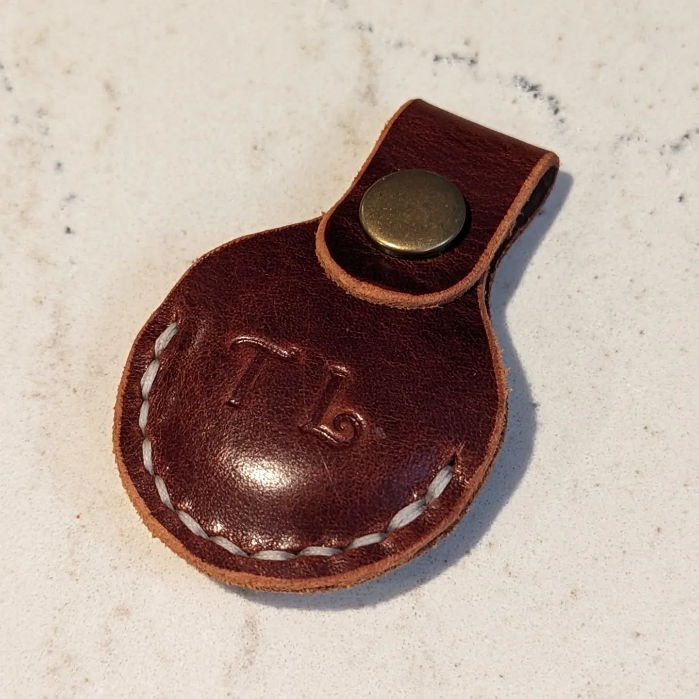 Made an AirTag case using a pattern designed by @wracklineleatherware and published by @corterleather. I only beveled and sanded the edges because…