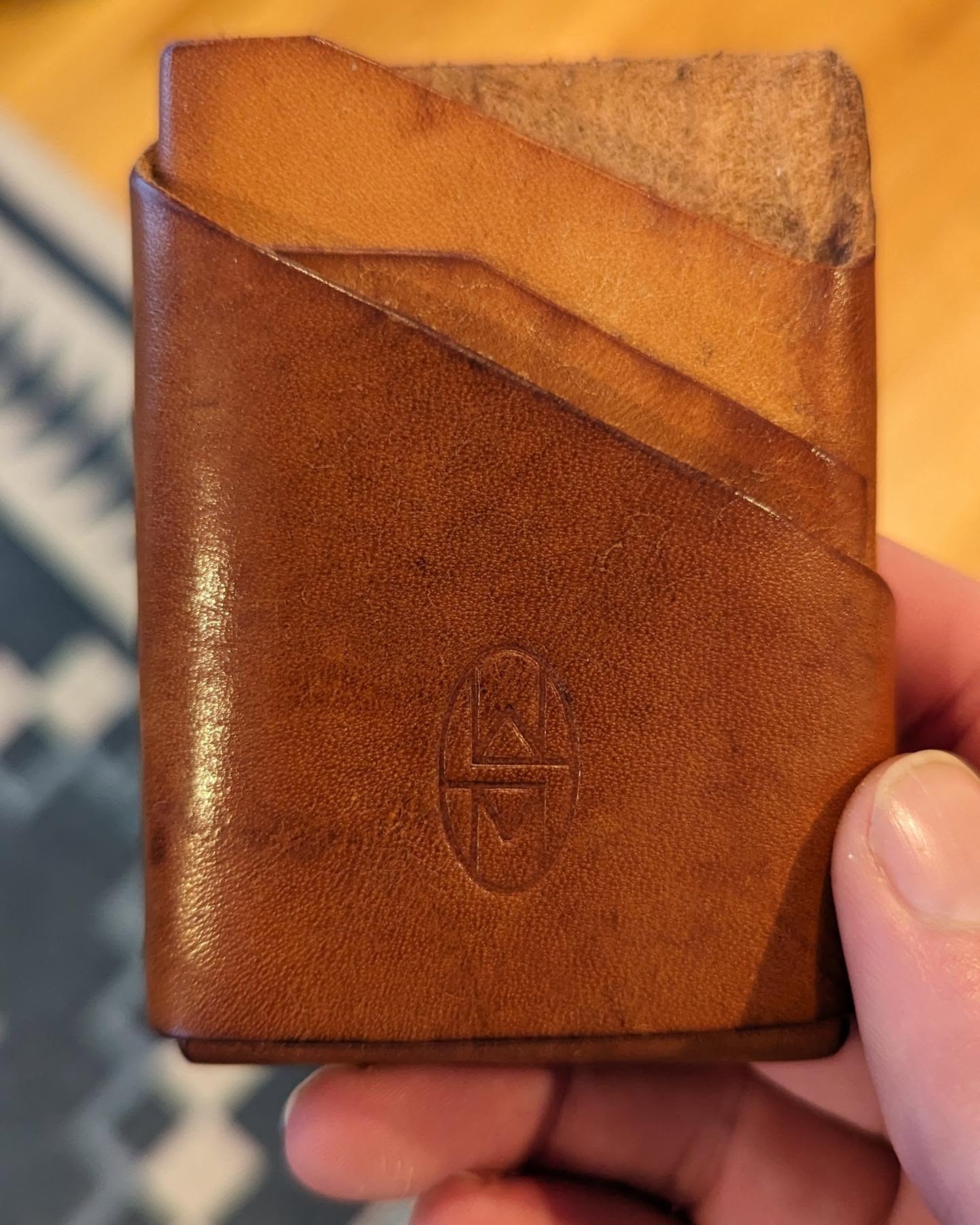 One year patina on my daily carry, made with natural Pueblo leather from @rmleathersupply. I love the richness of the color that has developed and…